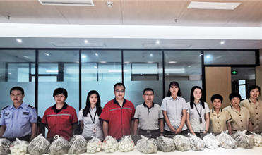 粽叶飘香 端午情浓--88858cc永利官网集团为员工发放端午节礼物