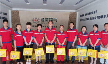 浓情迎端午 温馨送祝福-88858cc永利官网集团为员工发放端午节礼物