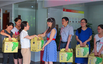 夏日炎炎送清凉，情谊暖暖感人心