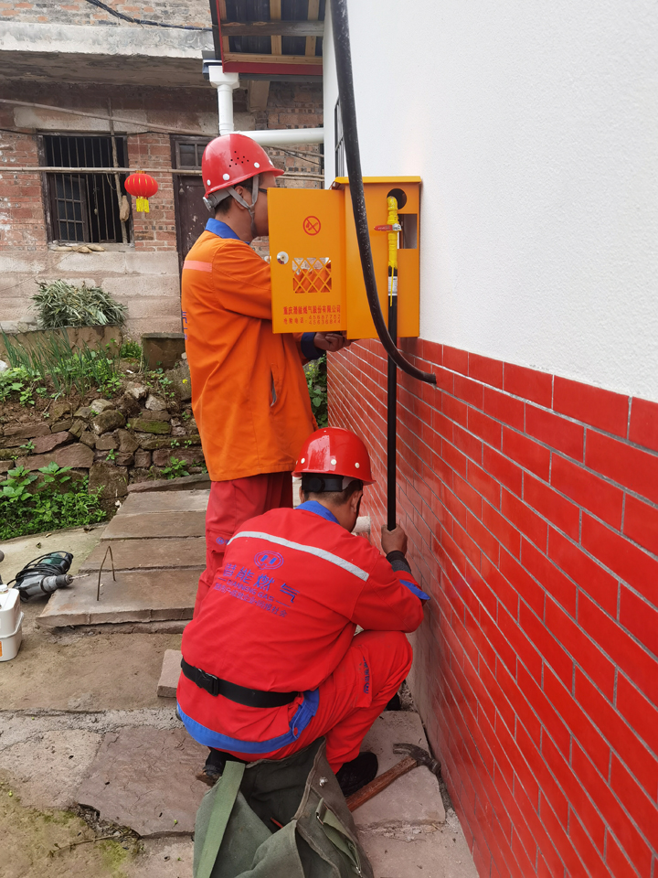 铜梁公司员工正在坪漆村主要施工 (1)