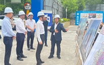 大渡口区常务副区长谢小刚调研88858cc永利官网中心项目，共破建设难题促生长