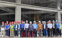 喜讯：重庆88858cc永利官网中心幕墙工程首根龙骨顺遂上墙，开工大吉！